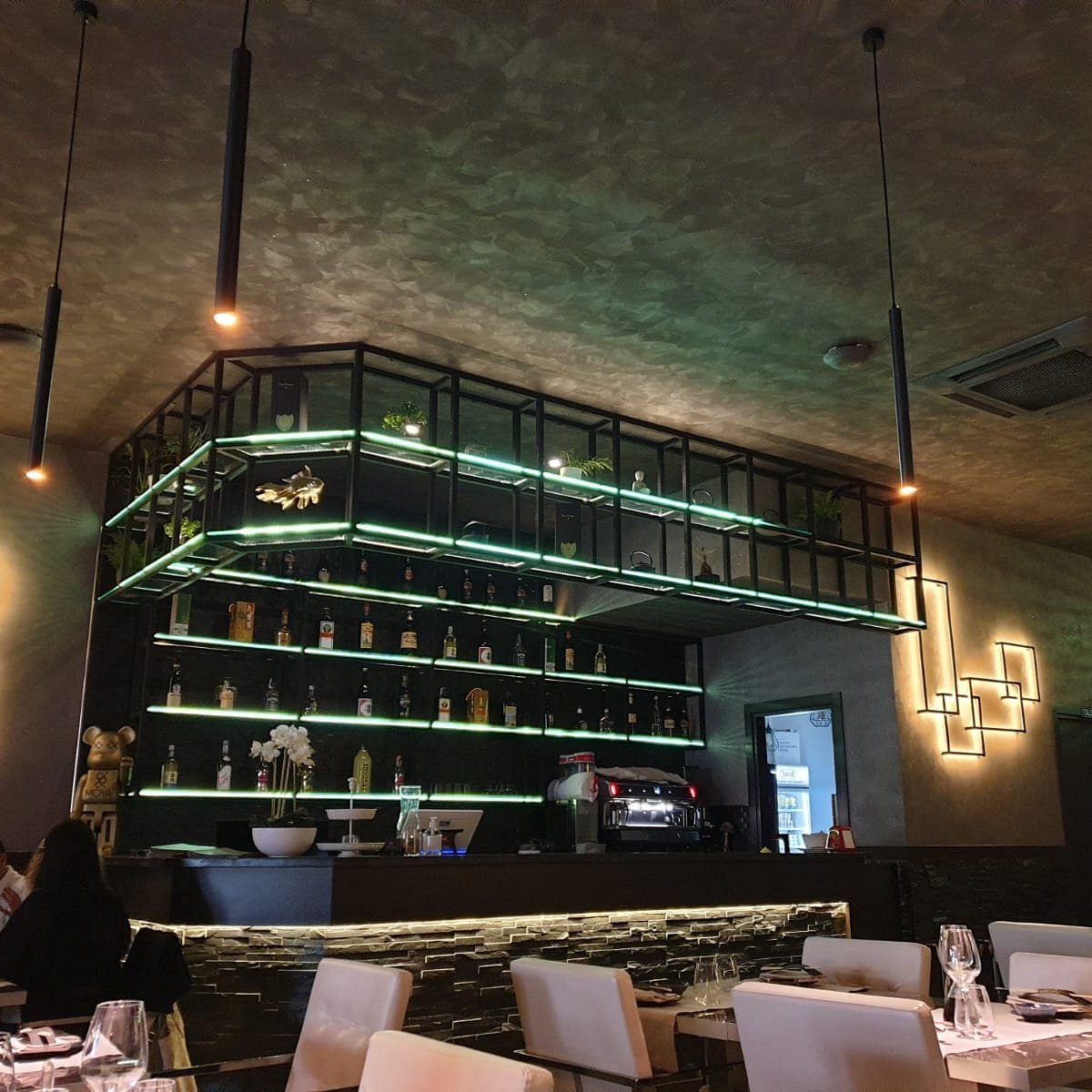 Bancone bar illuminato del MOVA Sushi