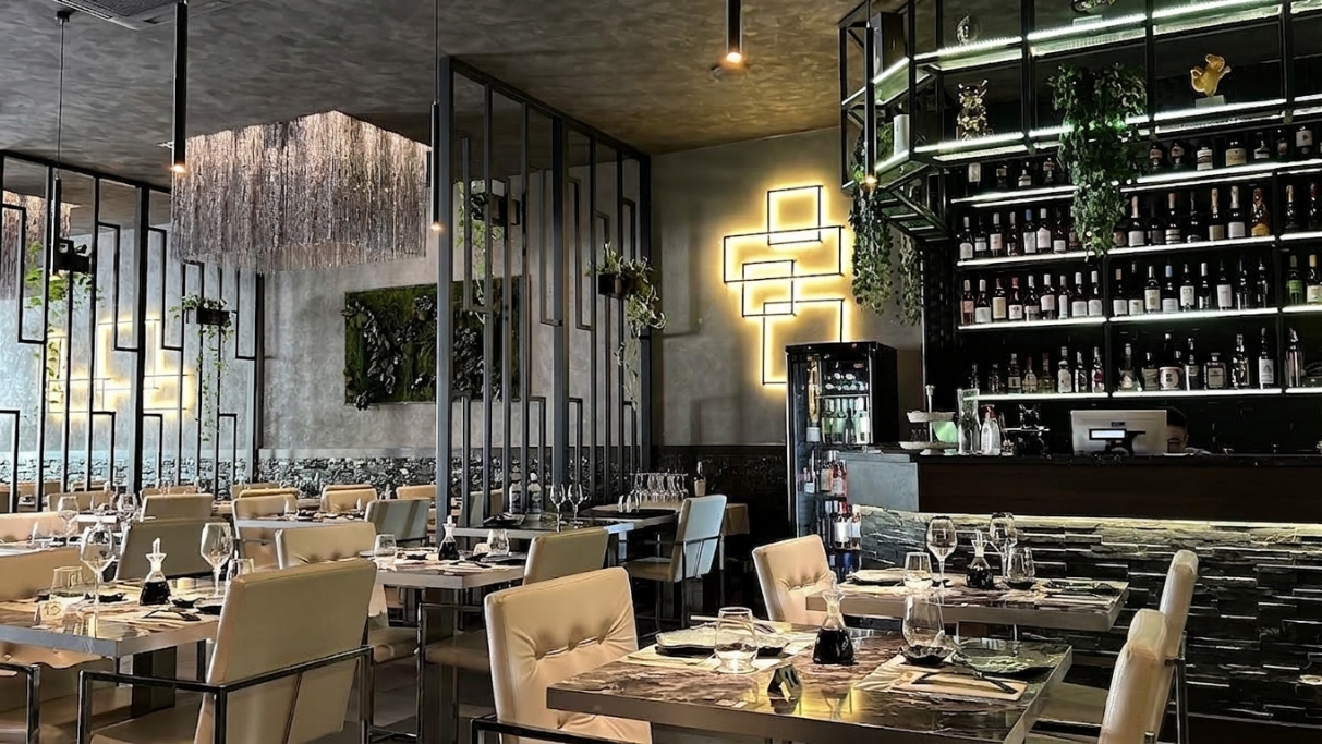 Zona bar e sala del MOVA Sushi