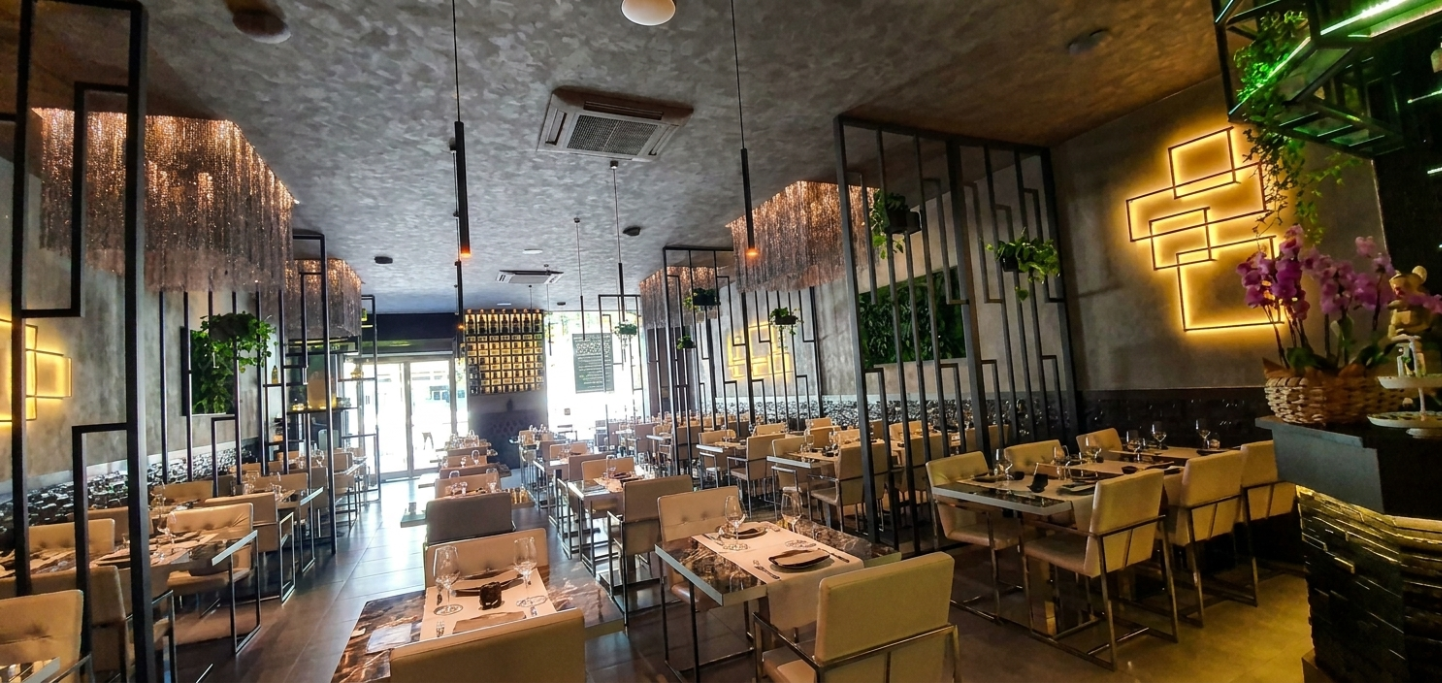 Sala del ristorante MOVA Sushi con tavoli apparecchiati